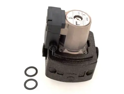 Bosch Pumpe mit einem kompakten, rechteckigen Gehäuse, einem Motor und zwei O-Ringen. Die Bauweise deutet auf eine Verwendung in Pumpanwendungen hin.